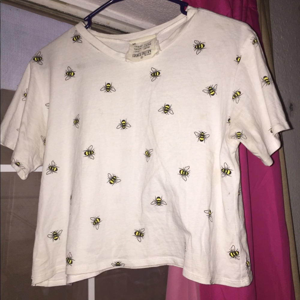 A crop top that I’d white yellow and black!